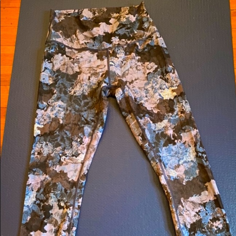 Lululemon Compression Cropped Workout Tights 25” - image 1